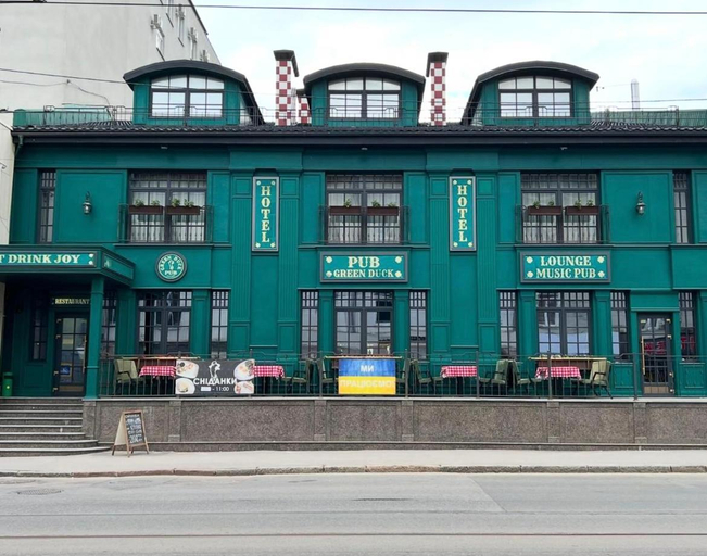Exterior & Views