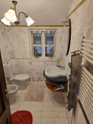 Bathroom 4, Holyfield, La Spezia