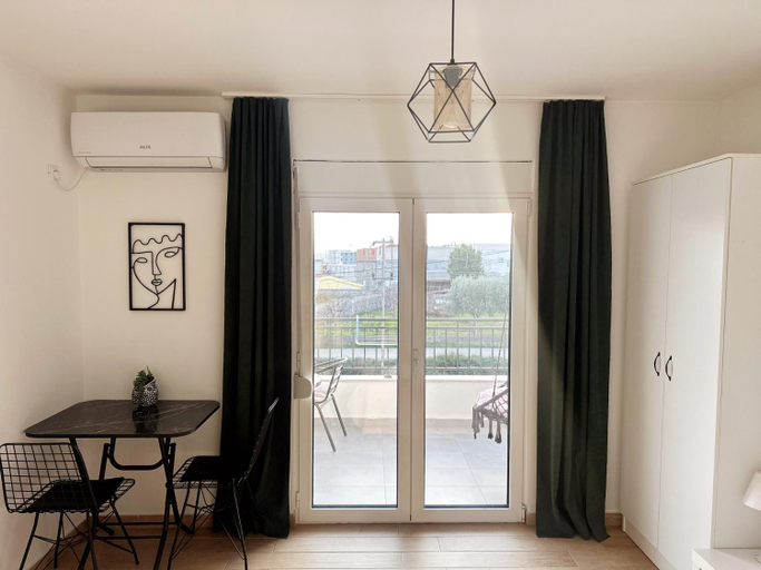 Others 4, Danin apartmani