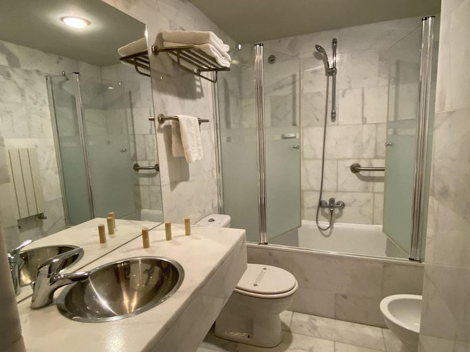 Bathroom 4, Hostatgeria De Poblet, Tarragona