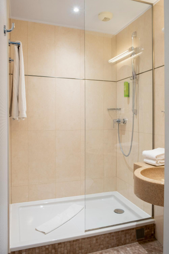 Bathroom 5, Hotel Parc Plaza, Luxembourg
