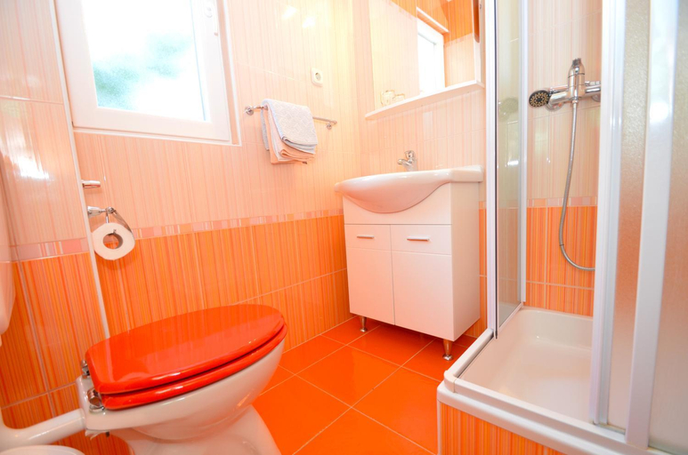 Bathroom 3, Apartments Europa - bed and breakfast, Starigrad