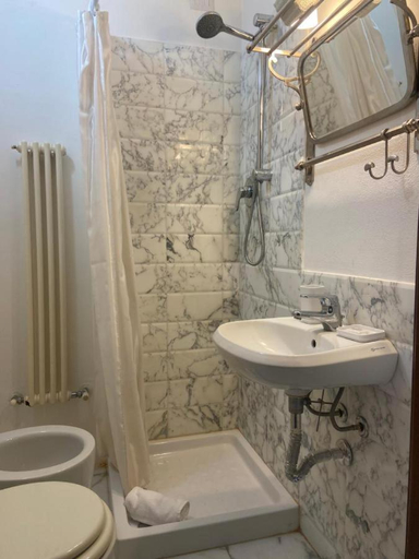 Bathroom 4, Giada Palace - Rooms & Pool, Lucca