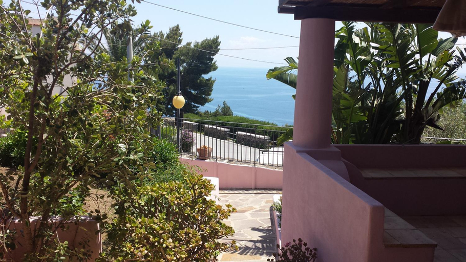 Others 2, Salina Acroeoliano monolocali in villa, Messina