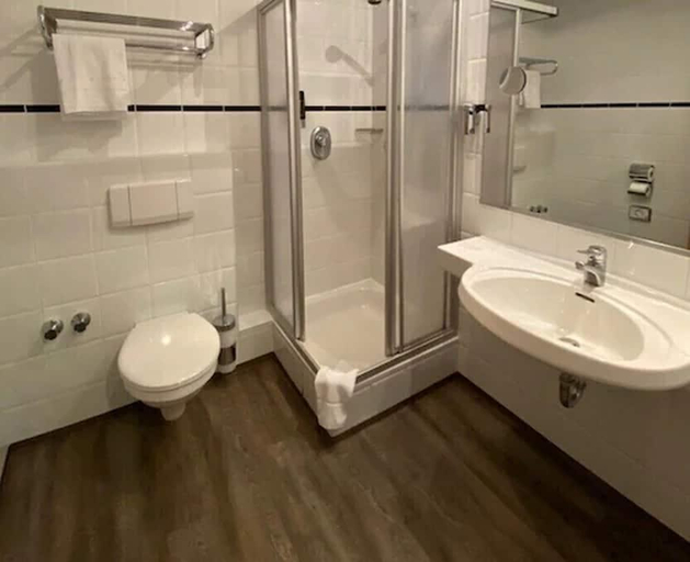 Bathroom 4, Nordseehotel Wilhelmshaven, Wilhelmshaven
