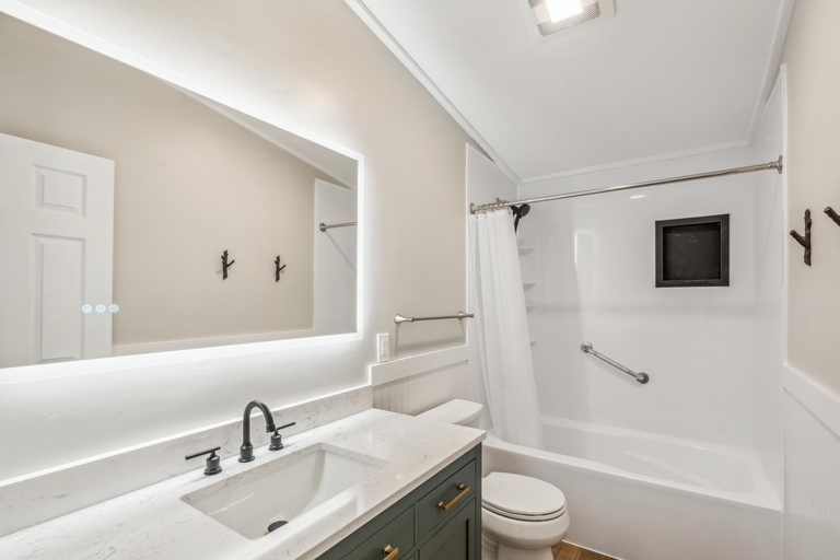 Bathroom 3, Inn 32, Grafton