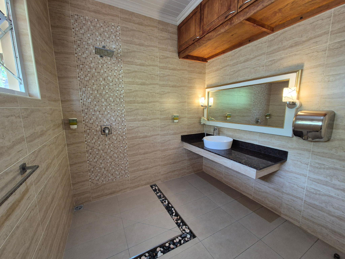 Bathroom 4, Au Fond De Mer View