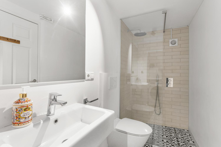 Bathroom 5, Live as Locals Apartments, Reykjavík