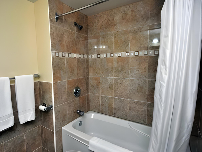Bathroom 4, Luxury Inn, Simcoe