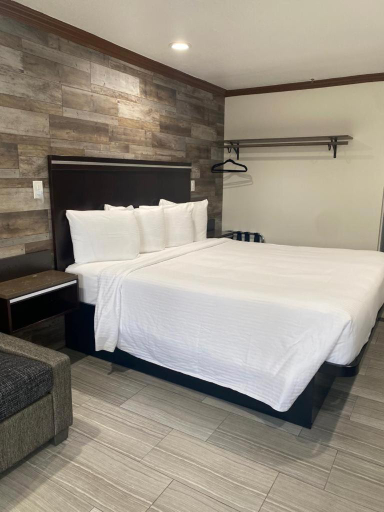 Bedroom 1, Starlight Inn Huntington Beach, Orange