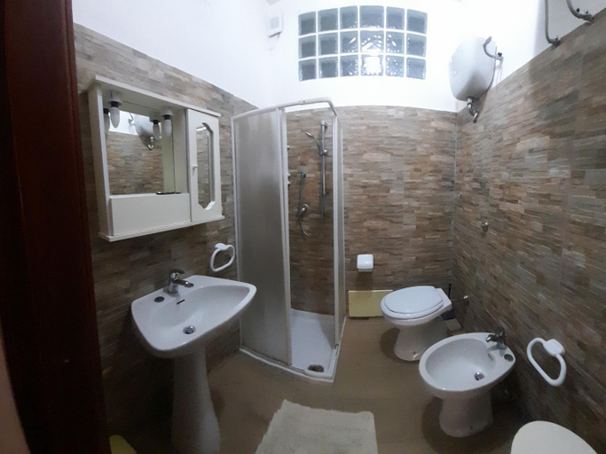 Bathroom 2, Casa Vacanze"Il Bouganville", Carbonia-Iglesias