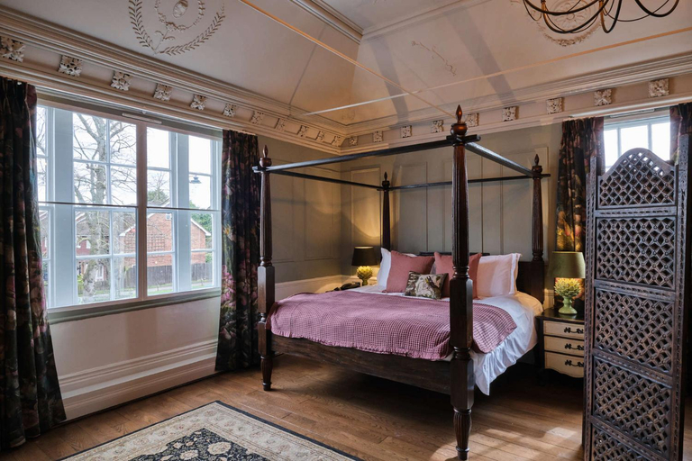 Bedroom 2, Bull's Head Hotel, London