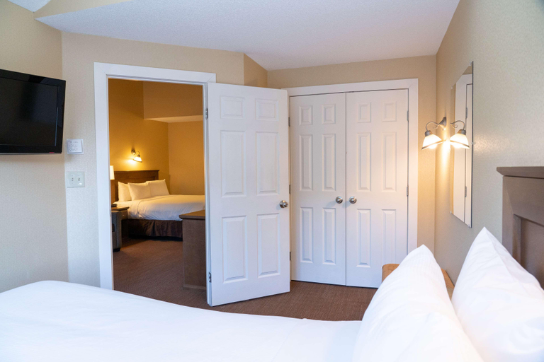 Bedroom 3, Irwin's Mountain Inn, Division No. 15