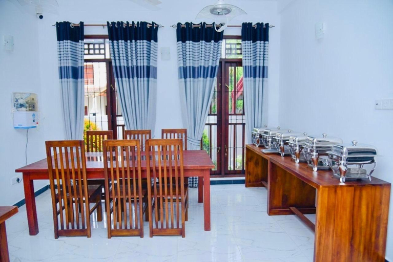 Food & Drinks 4, The White House Resort, Wellawaya
