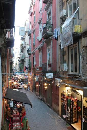 Others 3, A Casa Nostra, Napoli
