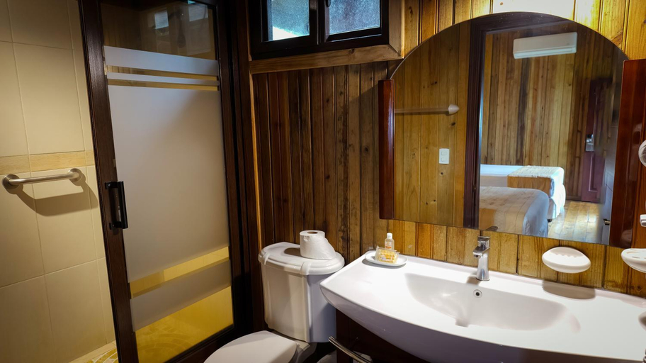 Bathroom 3, La Ensenada Beach Resort, Tela