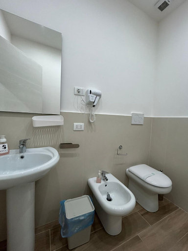 Bathroom 5, GIULY SUITES & ROOMS, Napoli