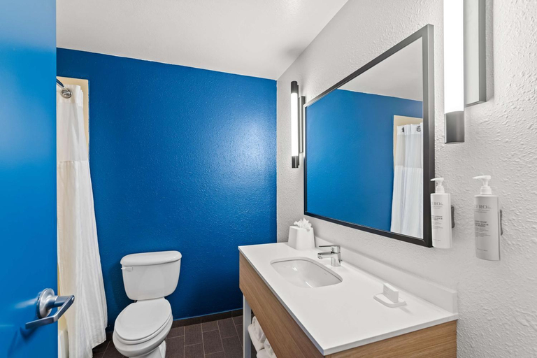 Bathroom 3, Spark by Hilton Killeen, Bell