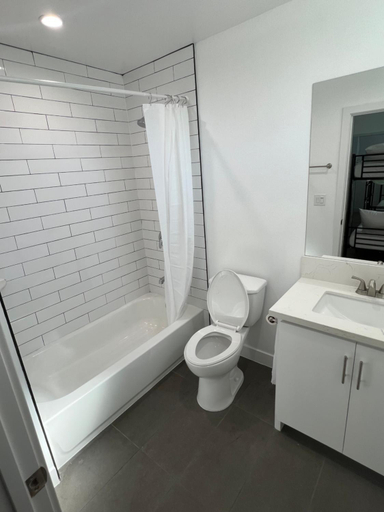 Bathroom 5, Hostel 22, Los Angeles