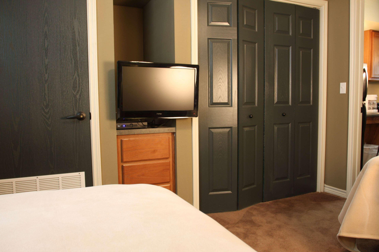 Bedroom 2, Eagle's Den Suites Kenedy a Travelodge by Wyndham, Karnes