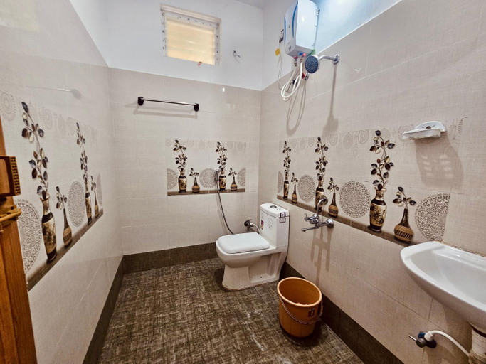 Bathroom, De villa Breeze Beach Inn, Viluppuram