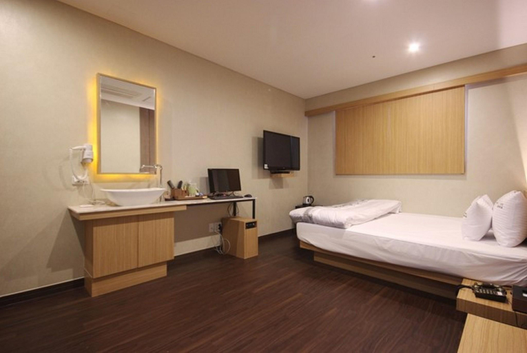 Bedroom 3, Nampo Comma Hotel, Jung