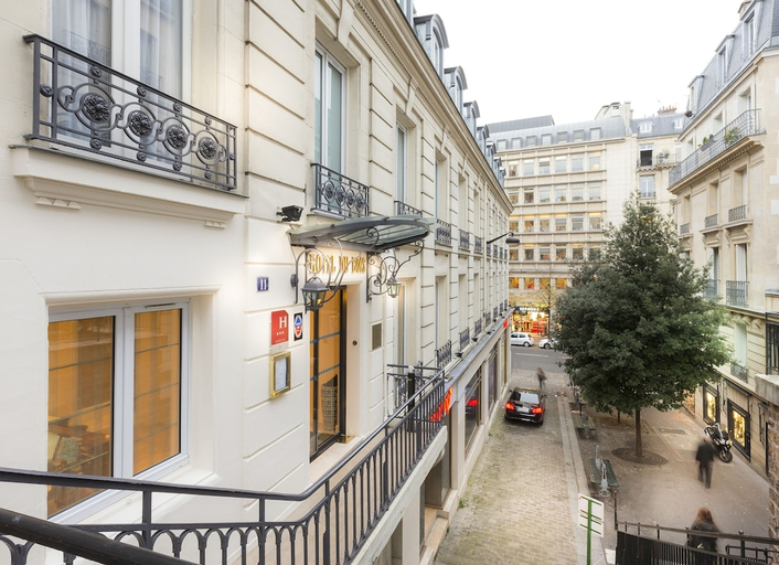 Exterior & Views