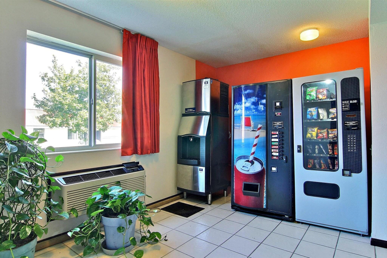 Food & Drinks, Motel 6 Gilman, Iroquois