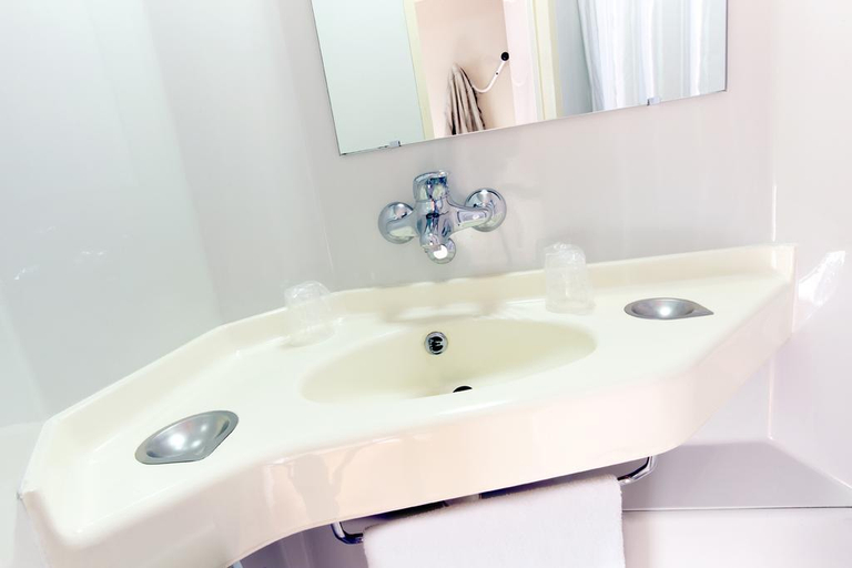 Bathroom, Premiere Classe Avallon, Yonne