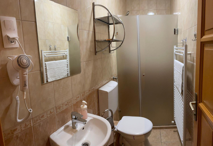 Bathroom 5, Angel's vendeghaz, Eger