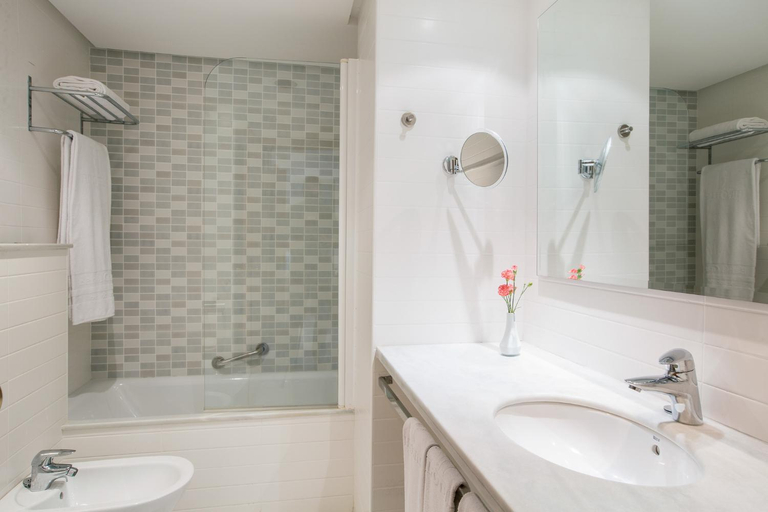 Bathroom 5, Hipotels Bahía Grande Aparthotel, Baleares