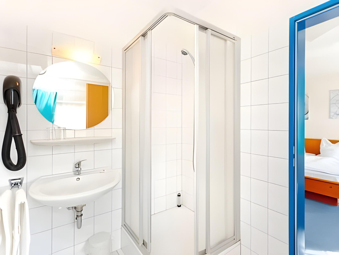 Bathroom 5, Hotel & Restaurant Am Bodden, Vorpommern-Rügen