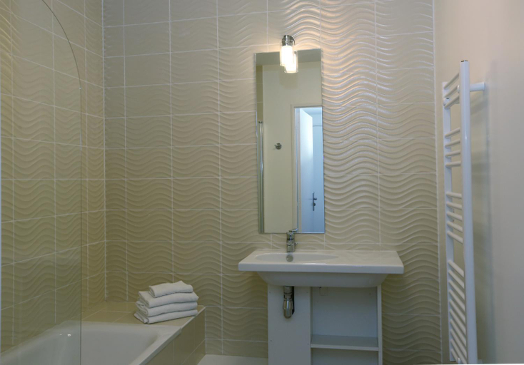 Bathroom 3, La Residence 126, Appart'Hotel, Gironde