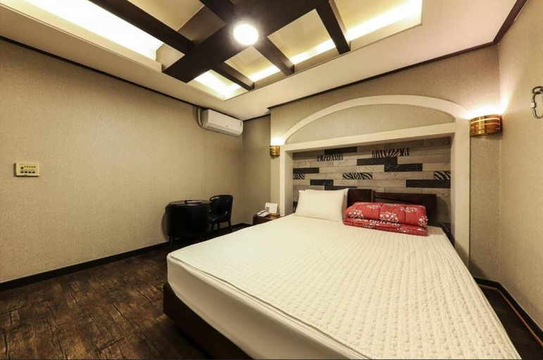 Bedroom 3, Gwangalli Bridge Hotel, Suyeong