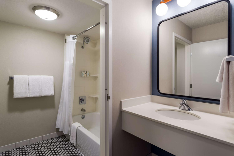 Bathroom 4, Sonesta Select San Francisco Airport Oyster Point Waterfront, San Mateo