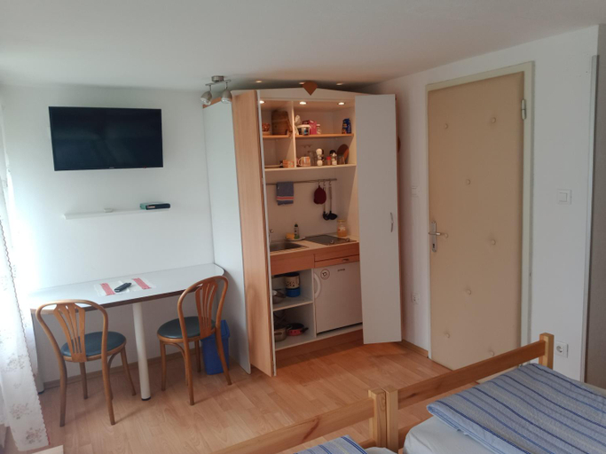 Others 5, Sobe Cernilogar, Tolmin