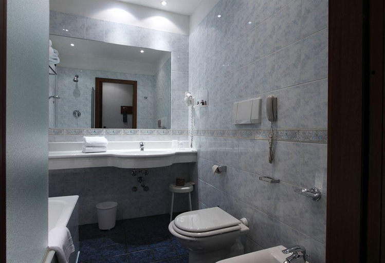 Bathroom 3, Savoia Hotel Country House, Bologna
