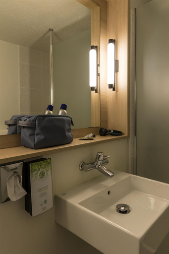 Bathroom 5, Campanile Le Mans Centre Est, Sarthe