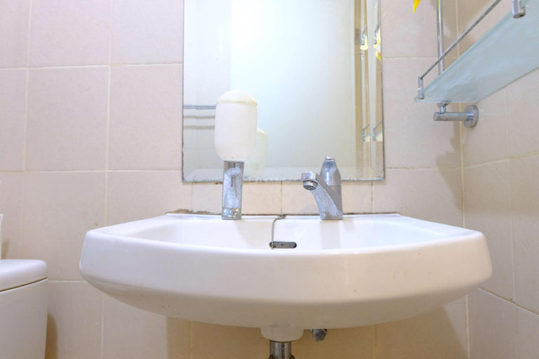 Bathroom, Homey Design 2BR Parahyangan Residence by Travelio, Bandung