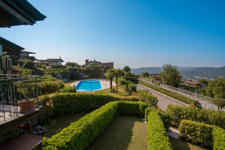 Garden 5, Red villa with shared pool and private garden is the new black on Lake Garda, Brescia