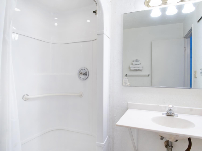 Bathroom 4, Budgetlodge, Oklahoma