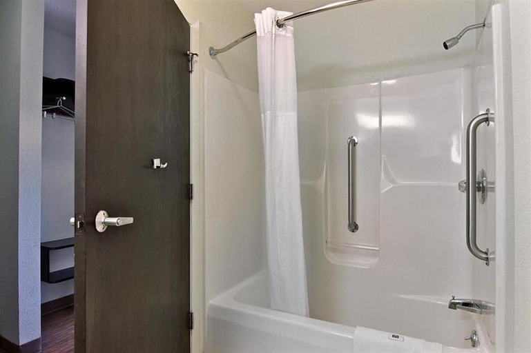 Bathroom 4, Motel 6 Gilman, Iroquois