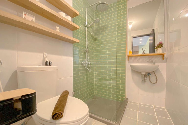 Bathroom 3, Spacious 1BR @ Tokyo Riverside PIK 2 By Travelio, Tangerang