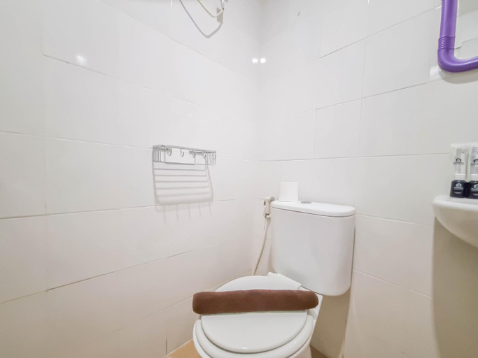 Bathroom 3, Comfy Studio at Vivo Apartment By Travelio, Sleman