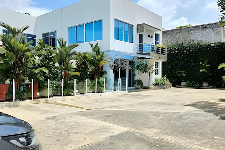 Exterior & Views