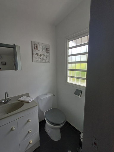 Bathroom 3, "Tom" Chez Tom et Dilou, Koumac