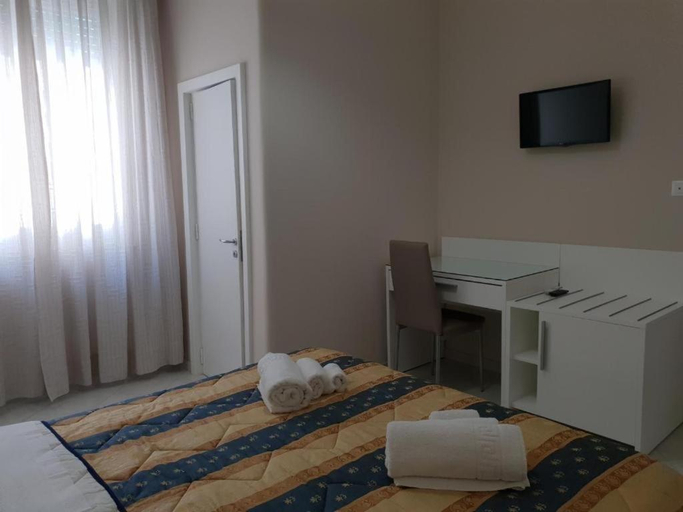 Others 5, B&B Atena, Lecce