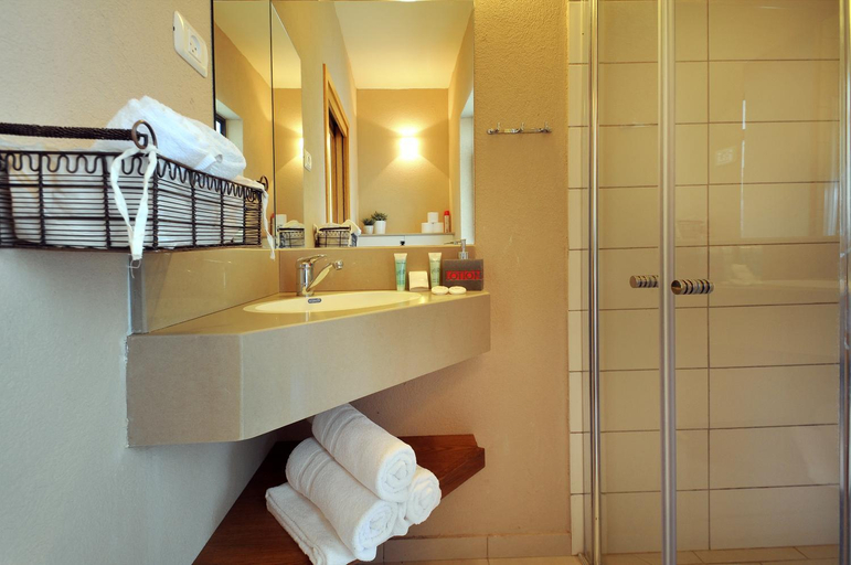 Bathroom 3, Ahuzat Elisheva
