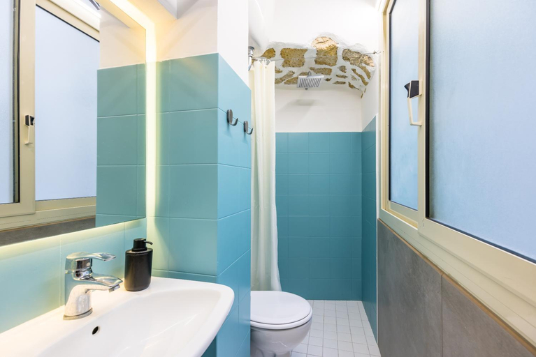 Bathroom 3, Lioy 25 by Napoliapartments, Napoli