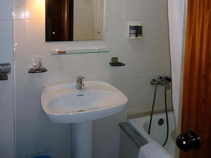 Bathroom 3, Hotel Altiana, Ourense